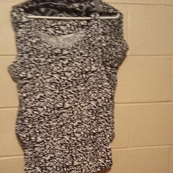 Allison Daley Monochrome Geometric Top - Picture 13 of 14